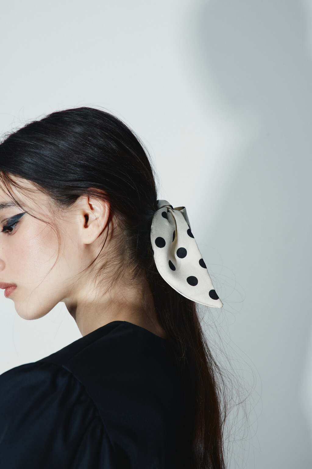 Заколка-краб в виде бантика в горошек - цвет белый - 3