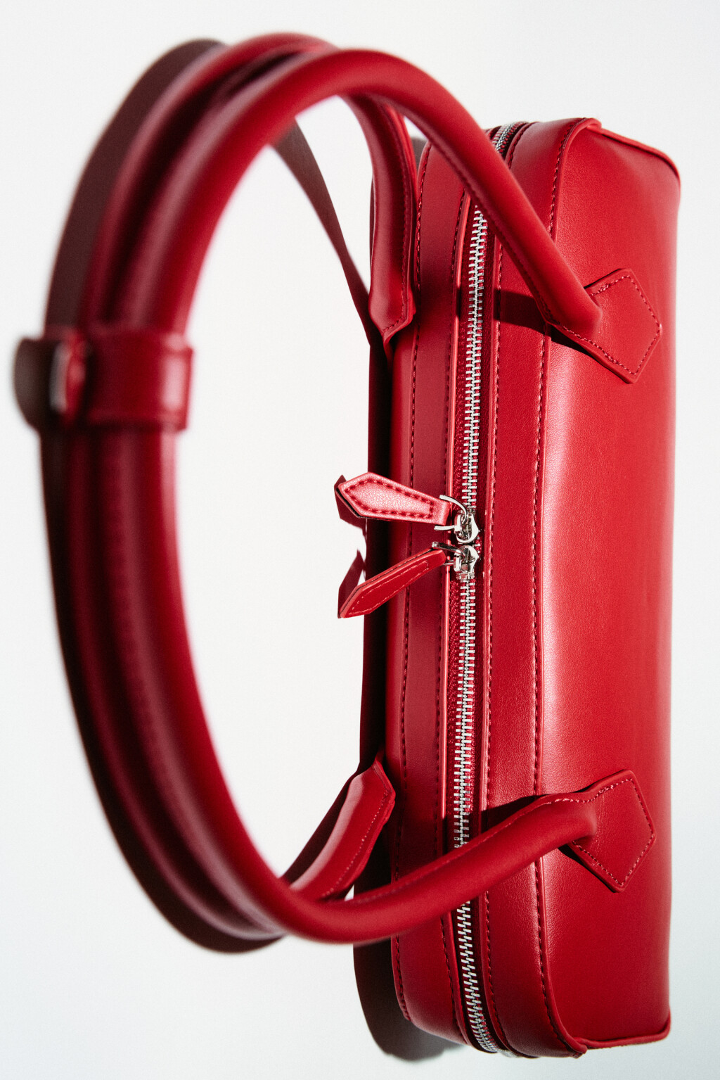 Сумка-багет с заклепками - цвет красный - 4