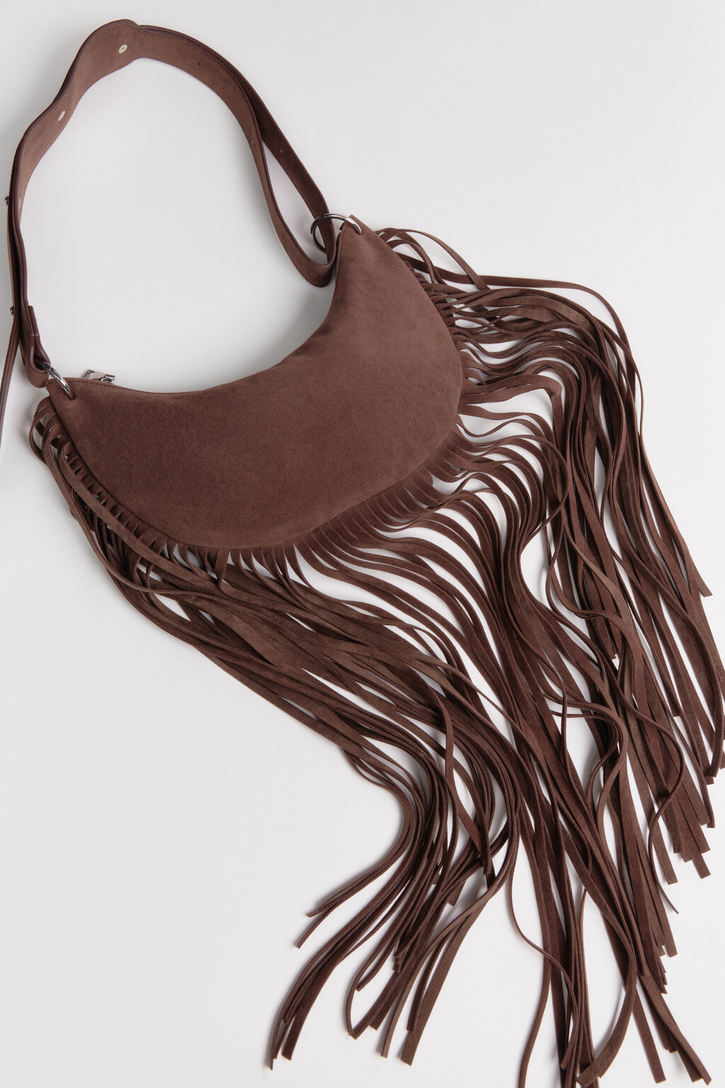 Сумка-кроссбоди с замшевой фактурой и бахромой - цвет коричневый - 5