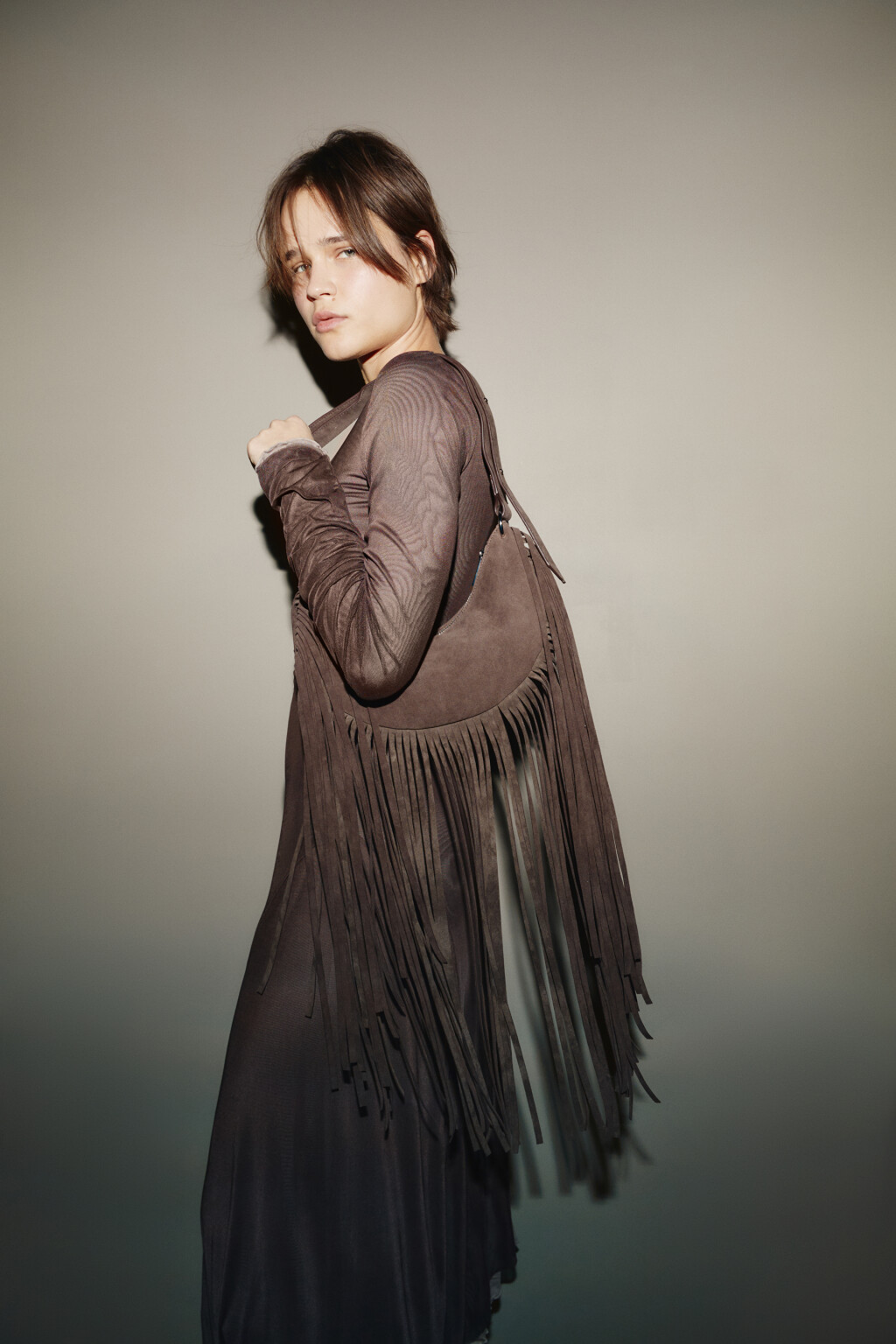 Сумка-кроссбоди с замшевой фактурой и бахромой - цвет коричневый - 2