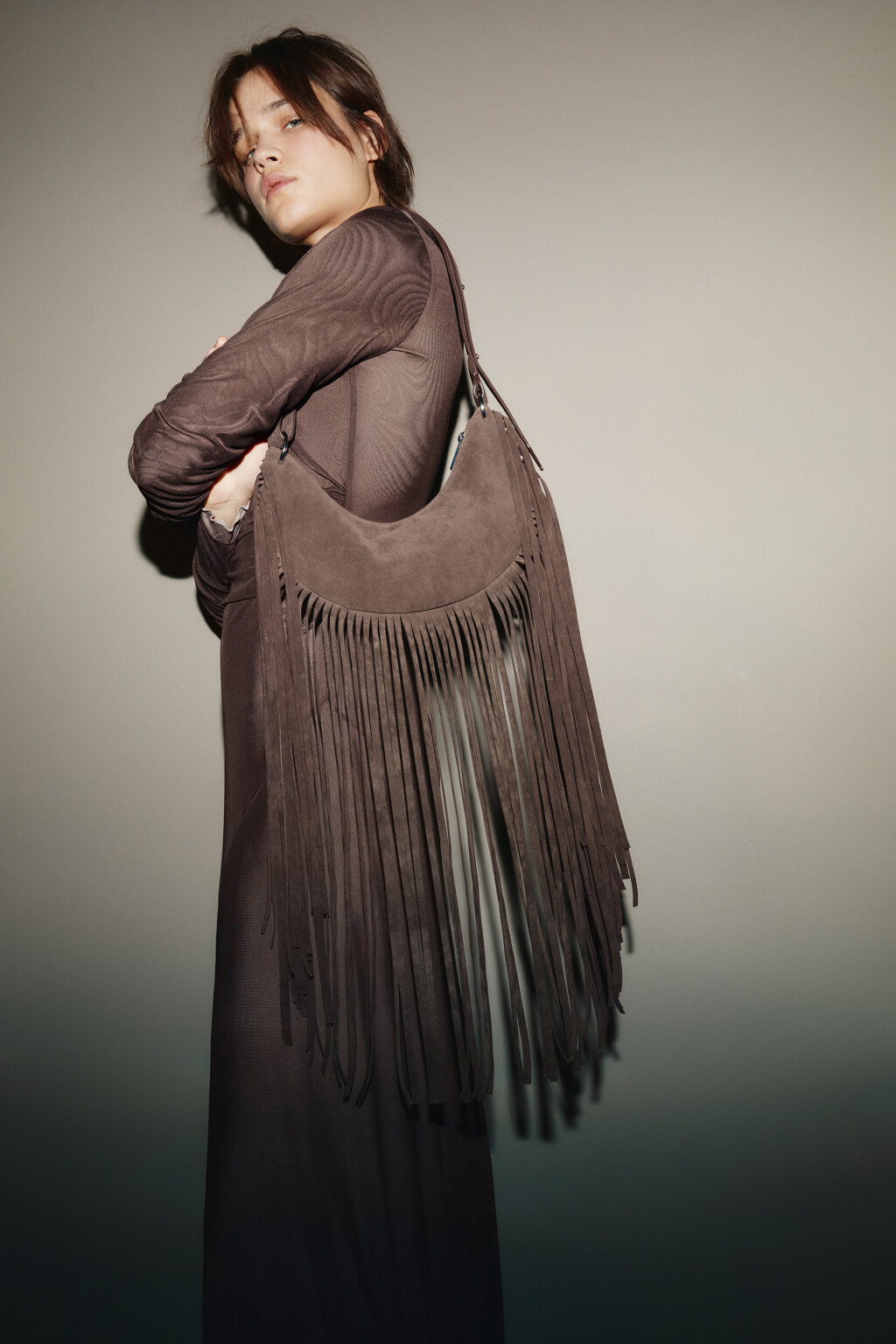 Сумка-кроссбоди с замшевой фактурой и бахромой - цвет коричневый - 3