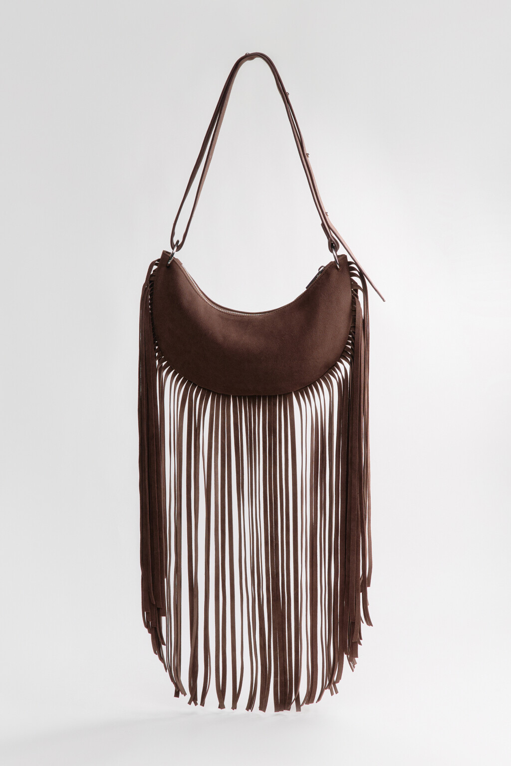 Сумка-кроссбоди с замшевой фактурой и бахромой - цвет коричневый - 6