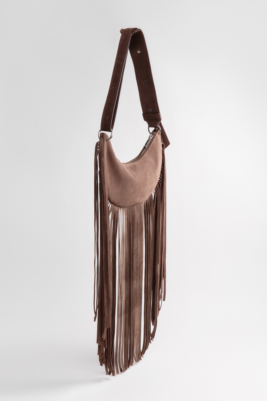 Сумка-кроссбоди с замшевой фактурой и бахромой - цвет коричневый - 7