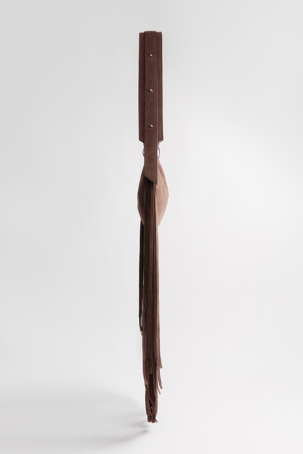 Сумка-кроссбоди с замшевой фактурой и бахромой - цвет коричневый - 8