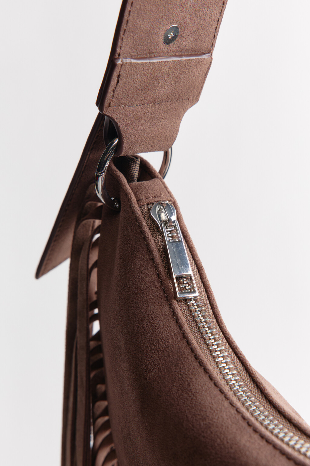 Сумка-кроссбоди с замшевой фактурой и бахромой - цвет коричневый - 9