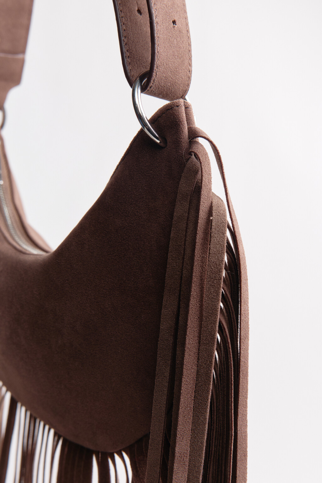 Сумка-кроссбоди с замшевой фактурой и бахромой - цвет коричневый - 10