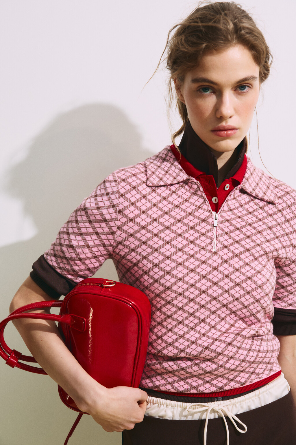 Сумка-кроссбоди каркасная с кожаной фактурой - цвет красный - 4