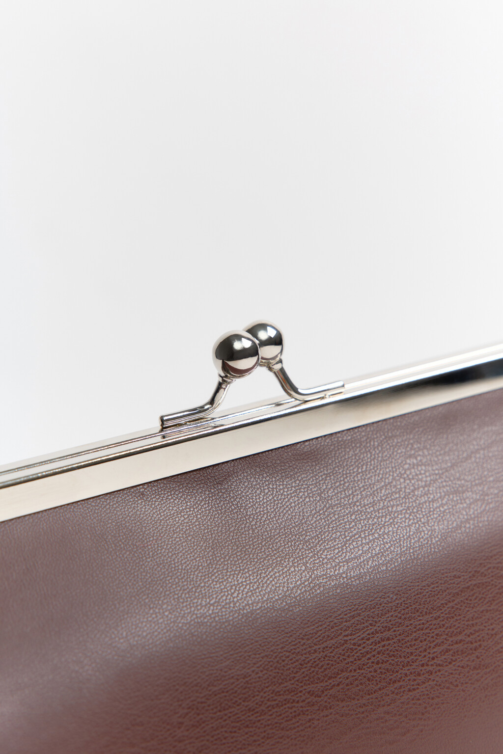 Сумка-клатч с кожаной фактурой - цвет коричневый - 7