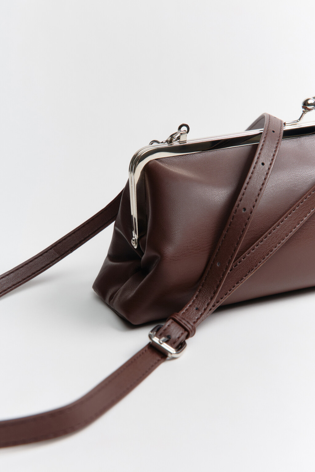 Сумка-клатч с кожаной фактурой - цвет коричневый - 8