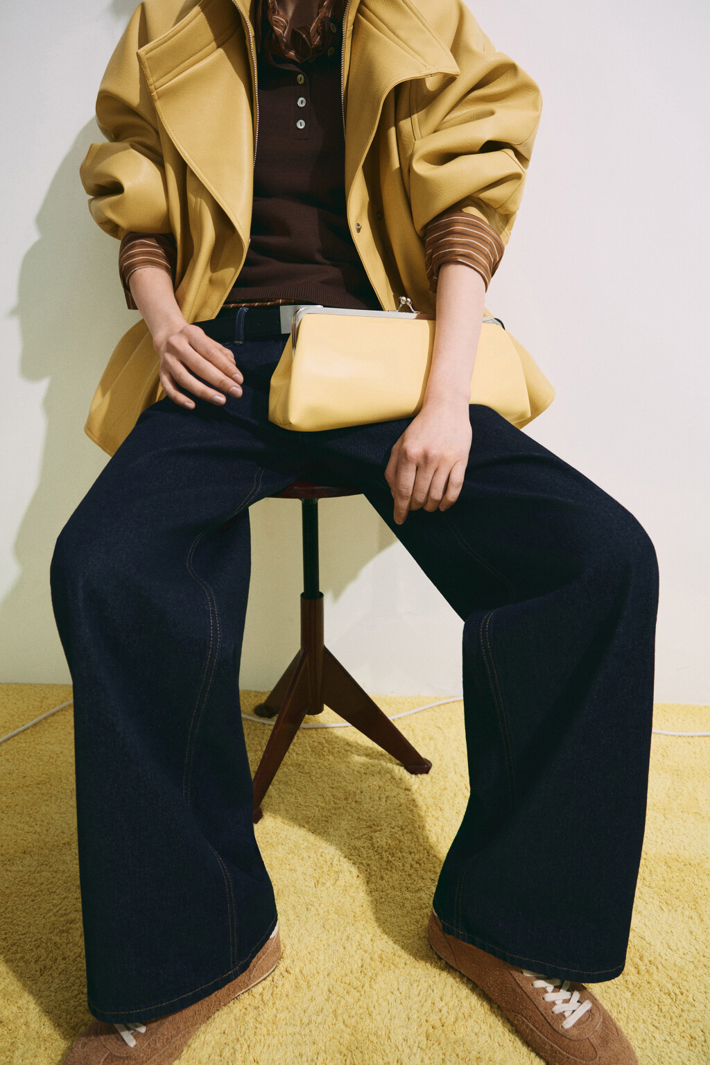 Сумка-клатч с кожаной фактурой - цвет желтый - 2