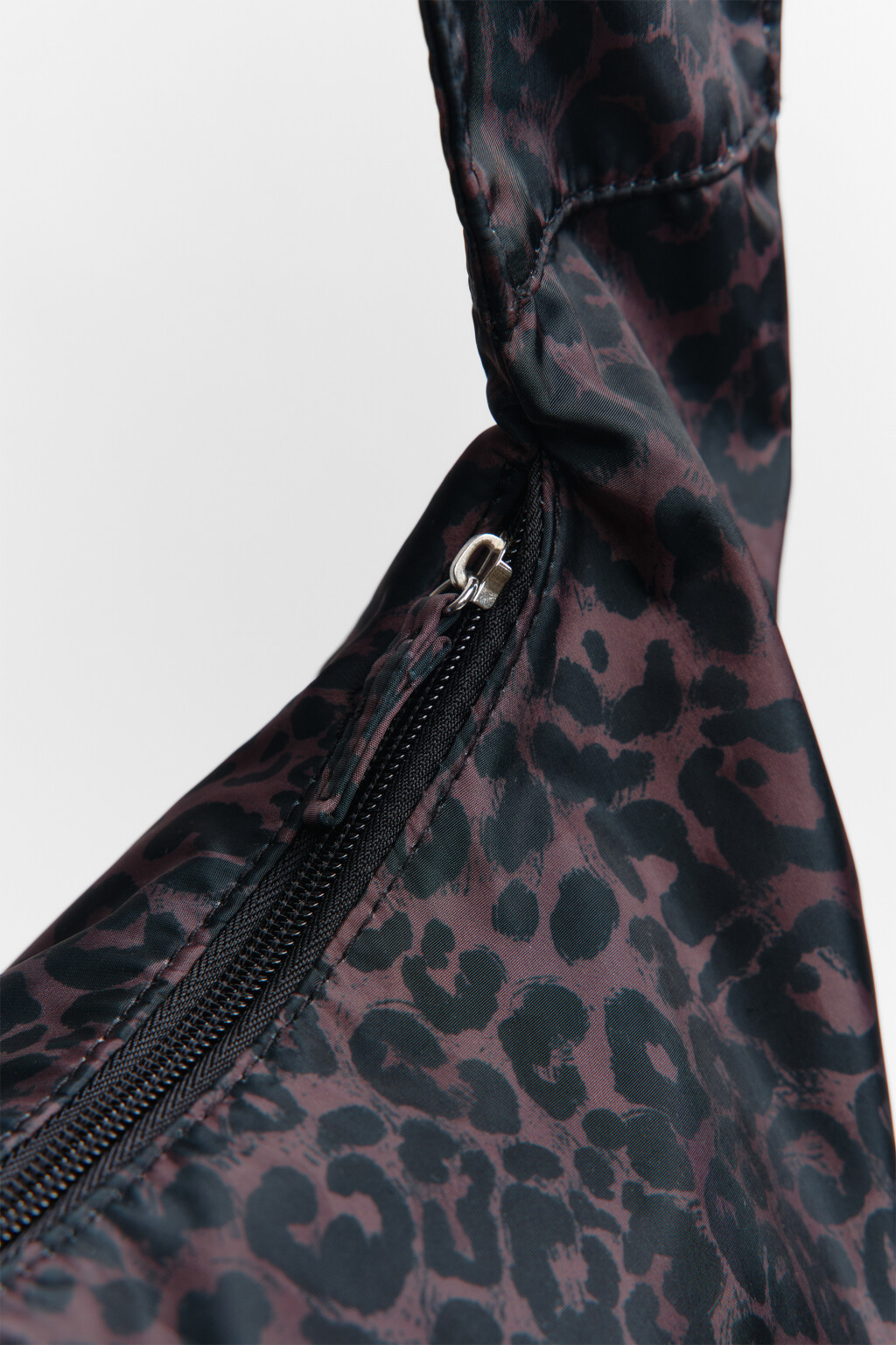 Сумка-кроссбоди на завязках с леопардовым принтом - цвет черный - 6