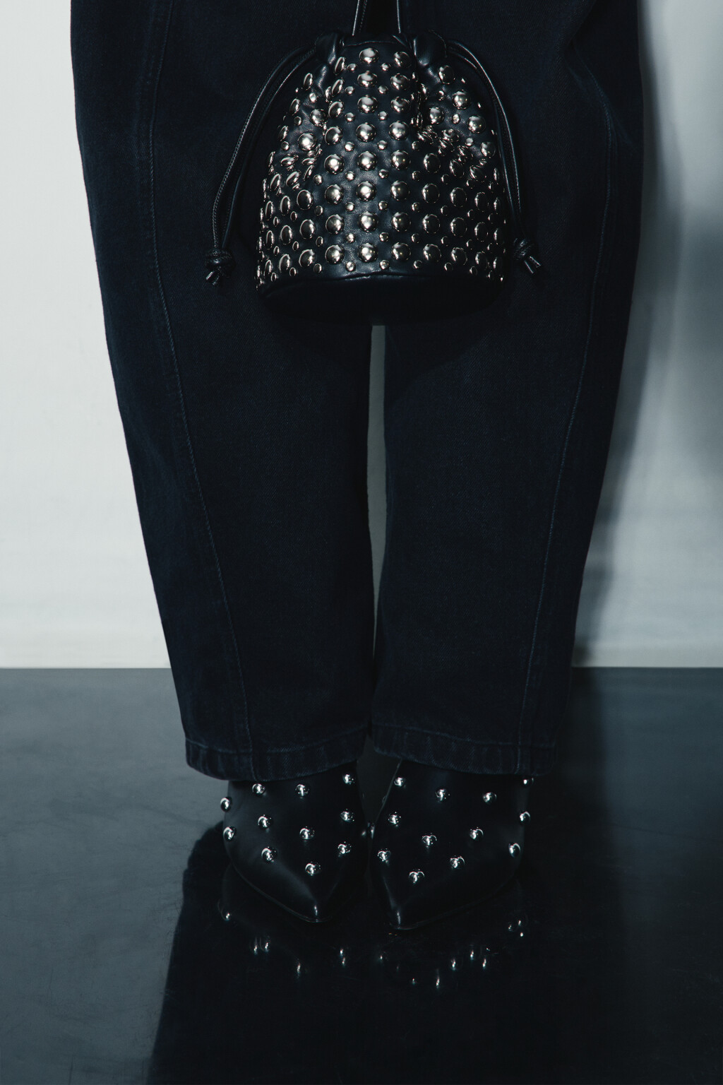 Сумка-кисет на завязках с заклепками - цвет черный - 3