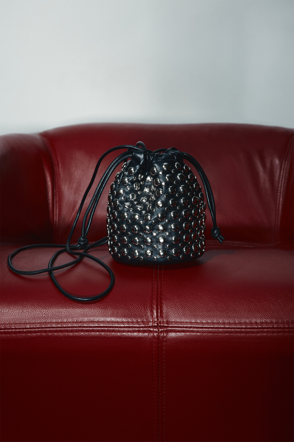 Сумка-кисет на завязках с заклепками - цвет черный - 4