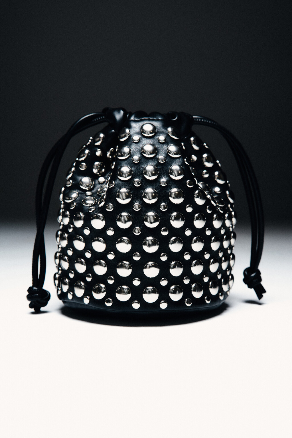 Сумка-кисет на завязках с заклепками - цвет черный - 1