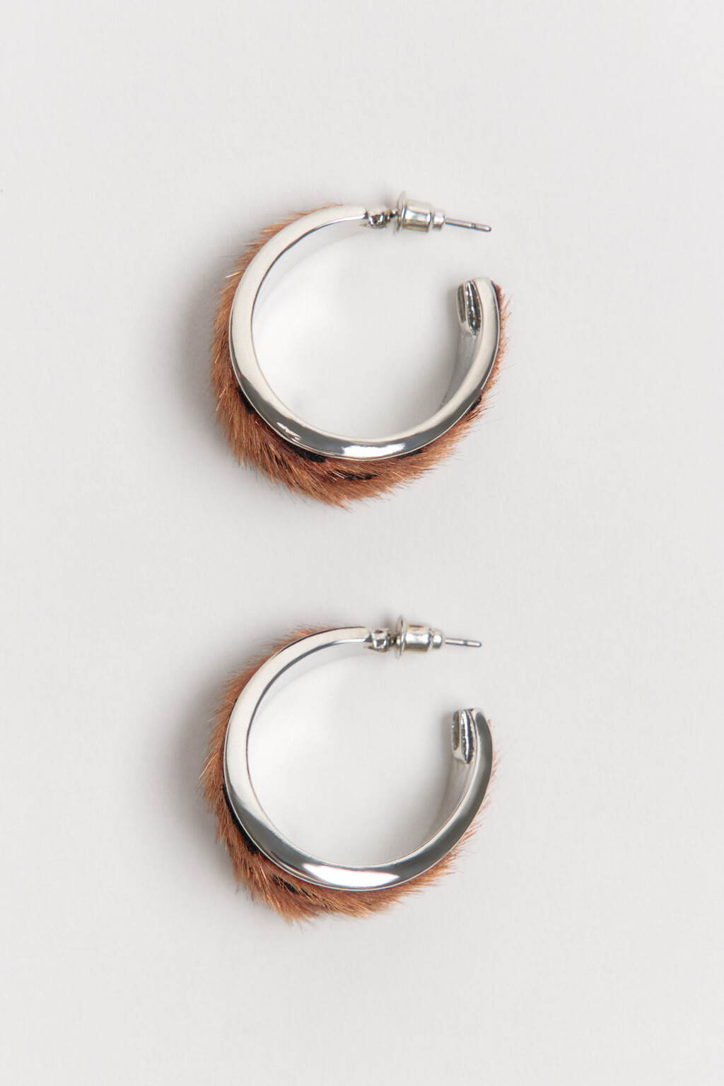 Серьги-гвоздики с леопардовым принтом - цвет серый - 2