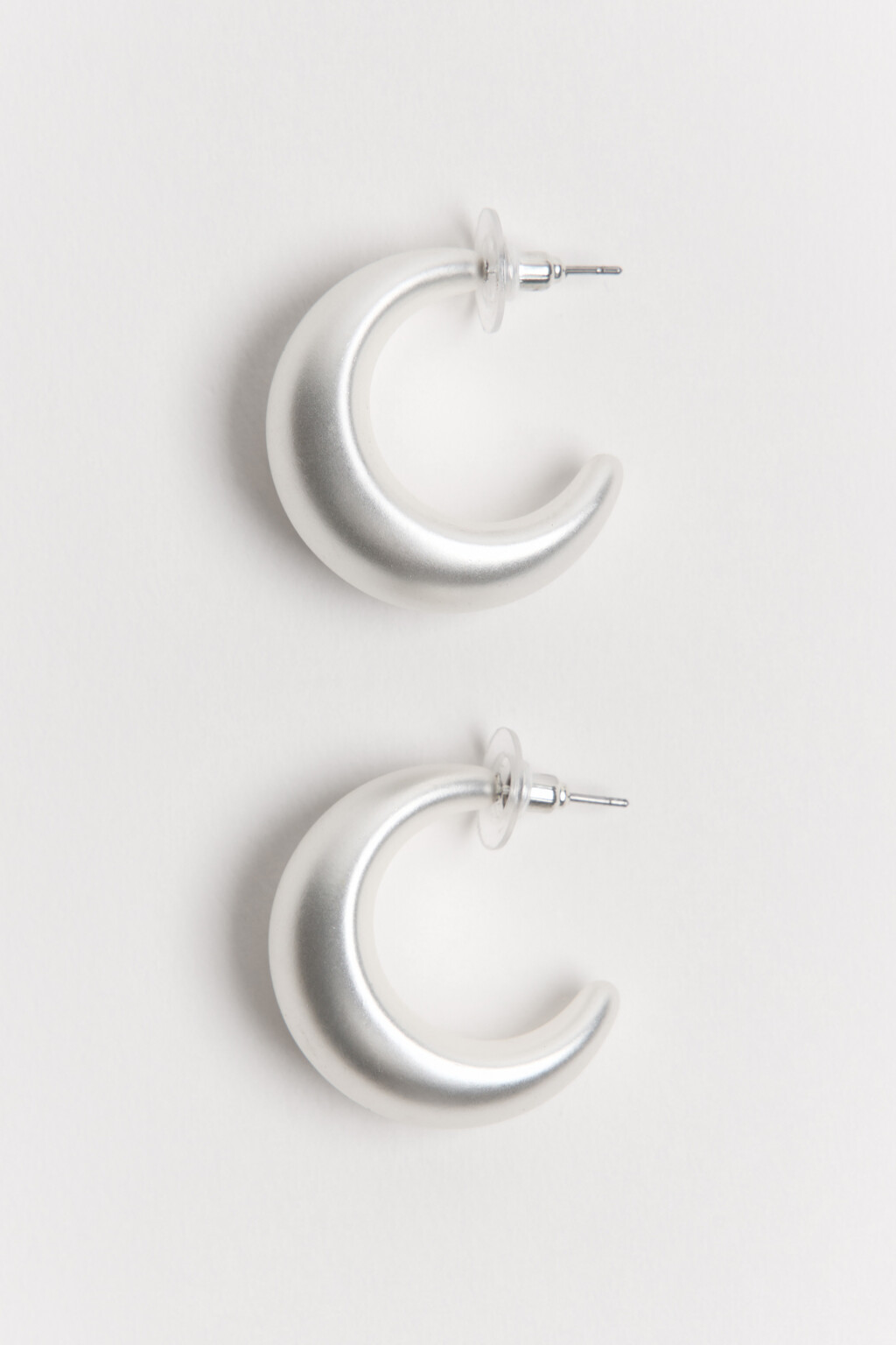 Серьги-гвоздики в виде полуколец - цвет серый - 2