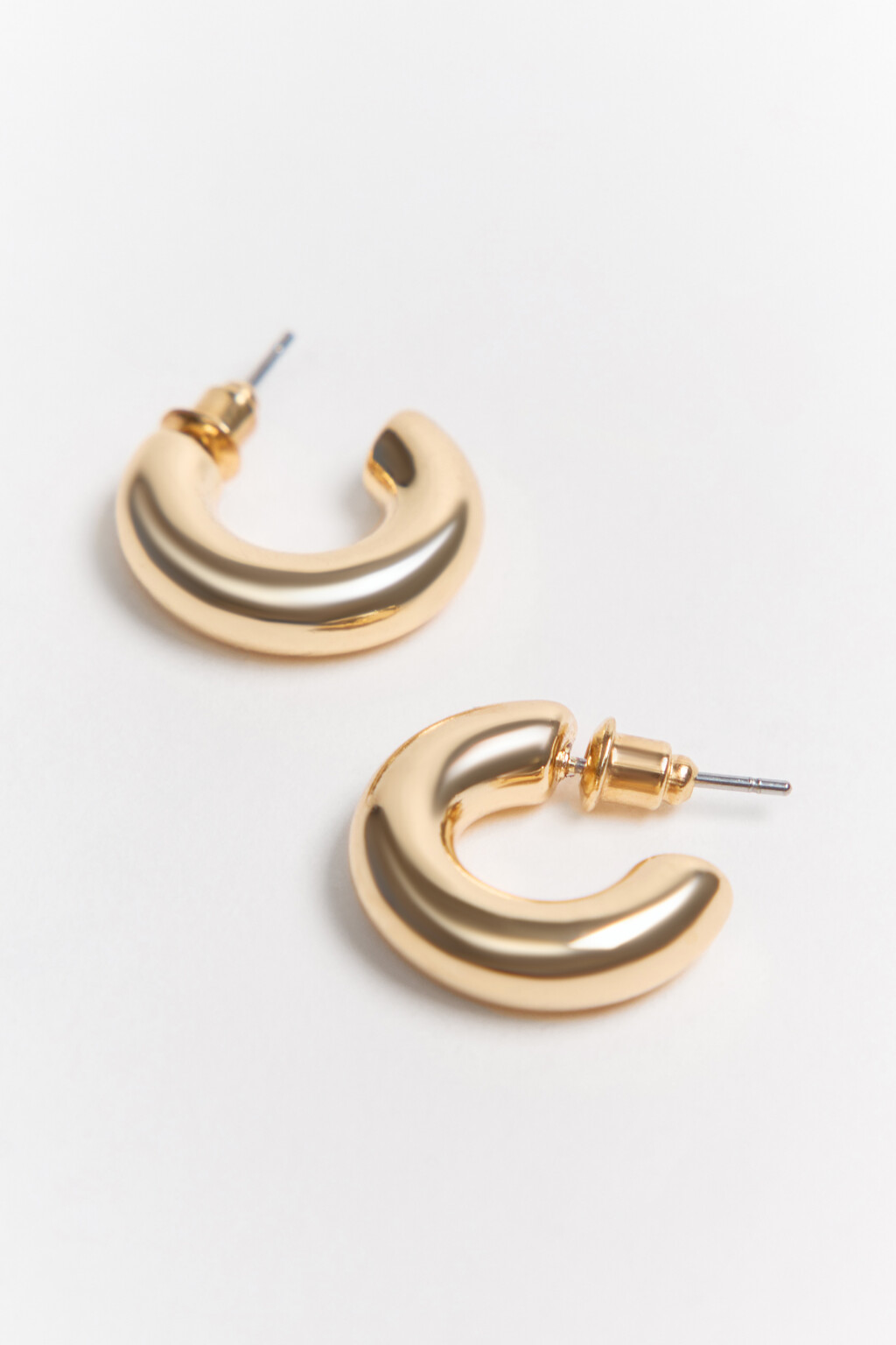 Серьги-гвоздики в виде объемных полуколец - цвет желтый - 2