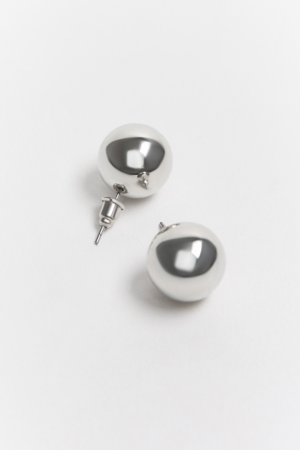 Серьги-гвоздики в форме шара - цвет серый - 1