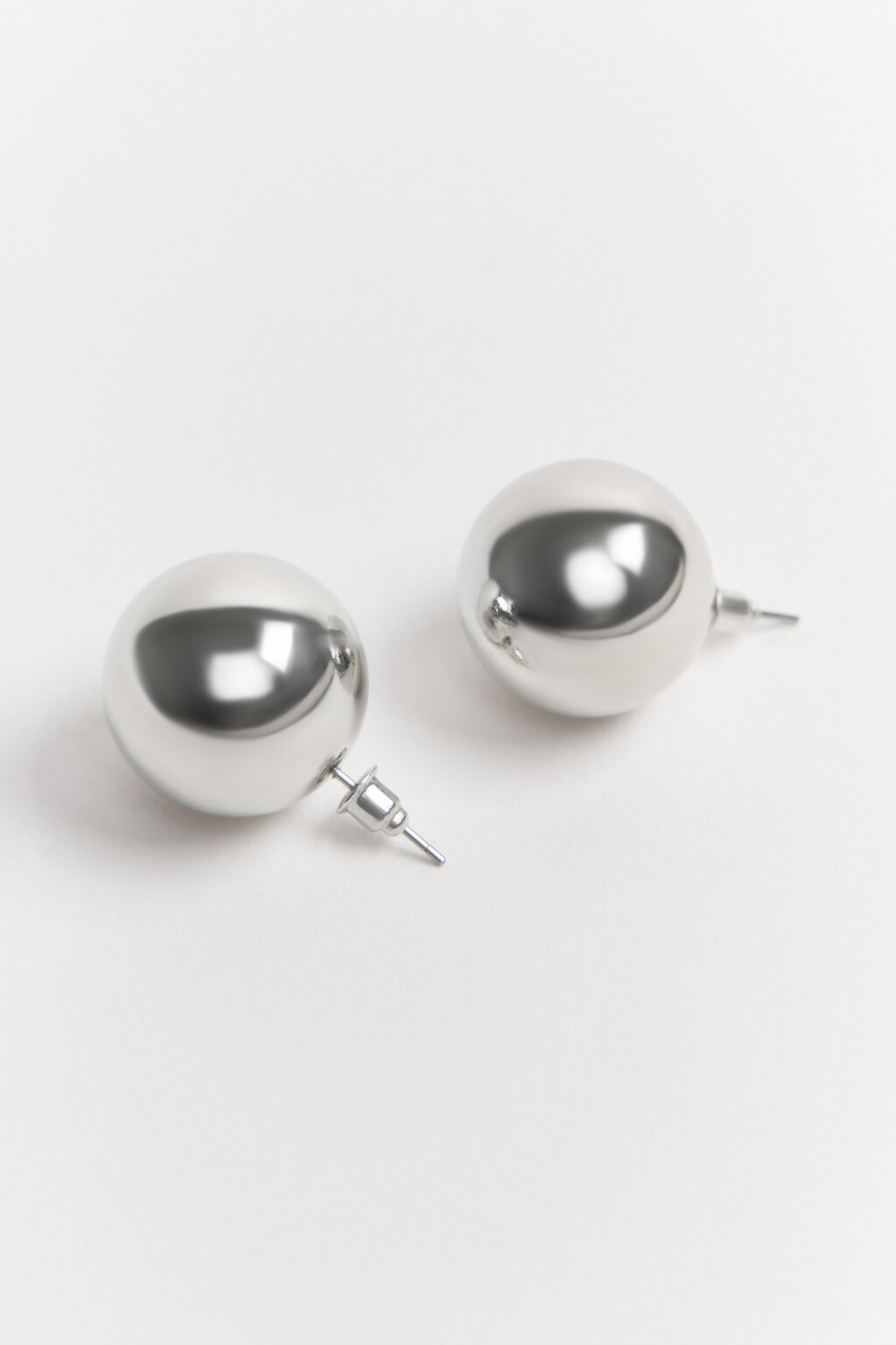 Серьги-гвоздики в форме шара - цвет серый - 1