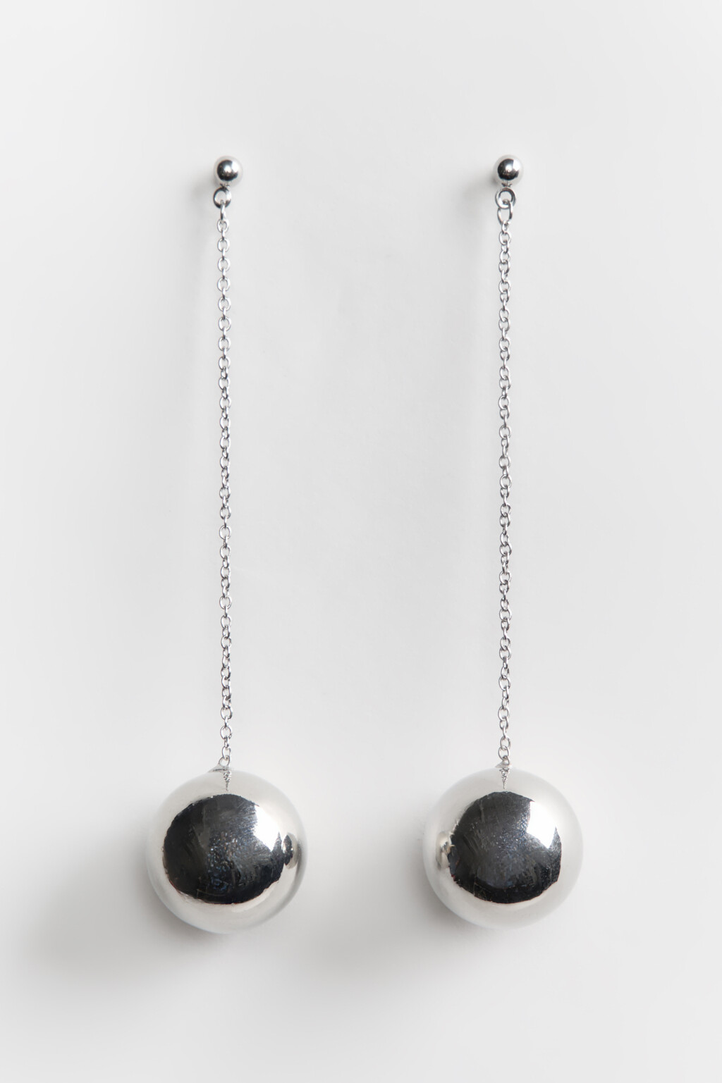 Серьги-гвоздики с подвесками-шарами - цвет серый - 2