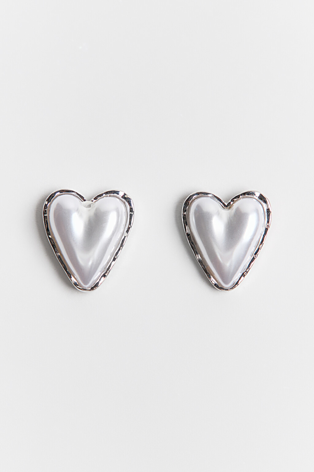 Серьги-гвоздики в виде сердечек - цвет серый - 2