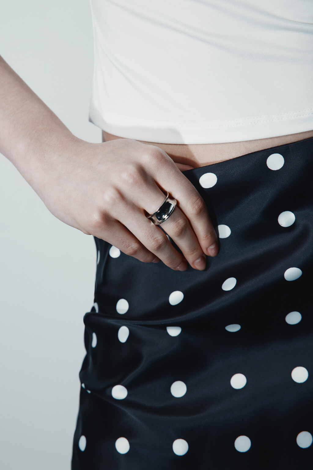 Кольцо серебристое с широким ободком - цвет серый - 4