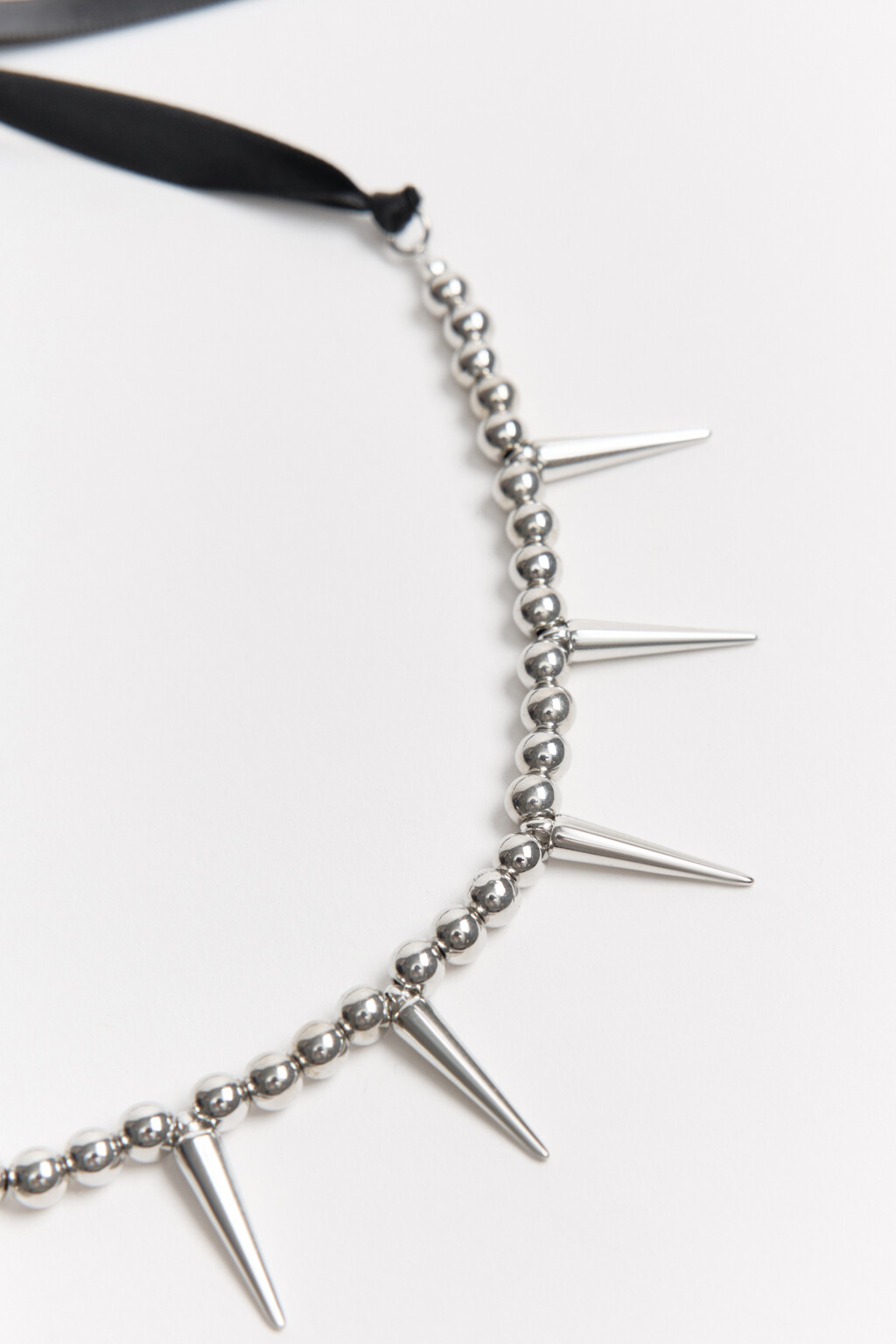 Колье с бусинами и шипами - цвет серый - 2