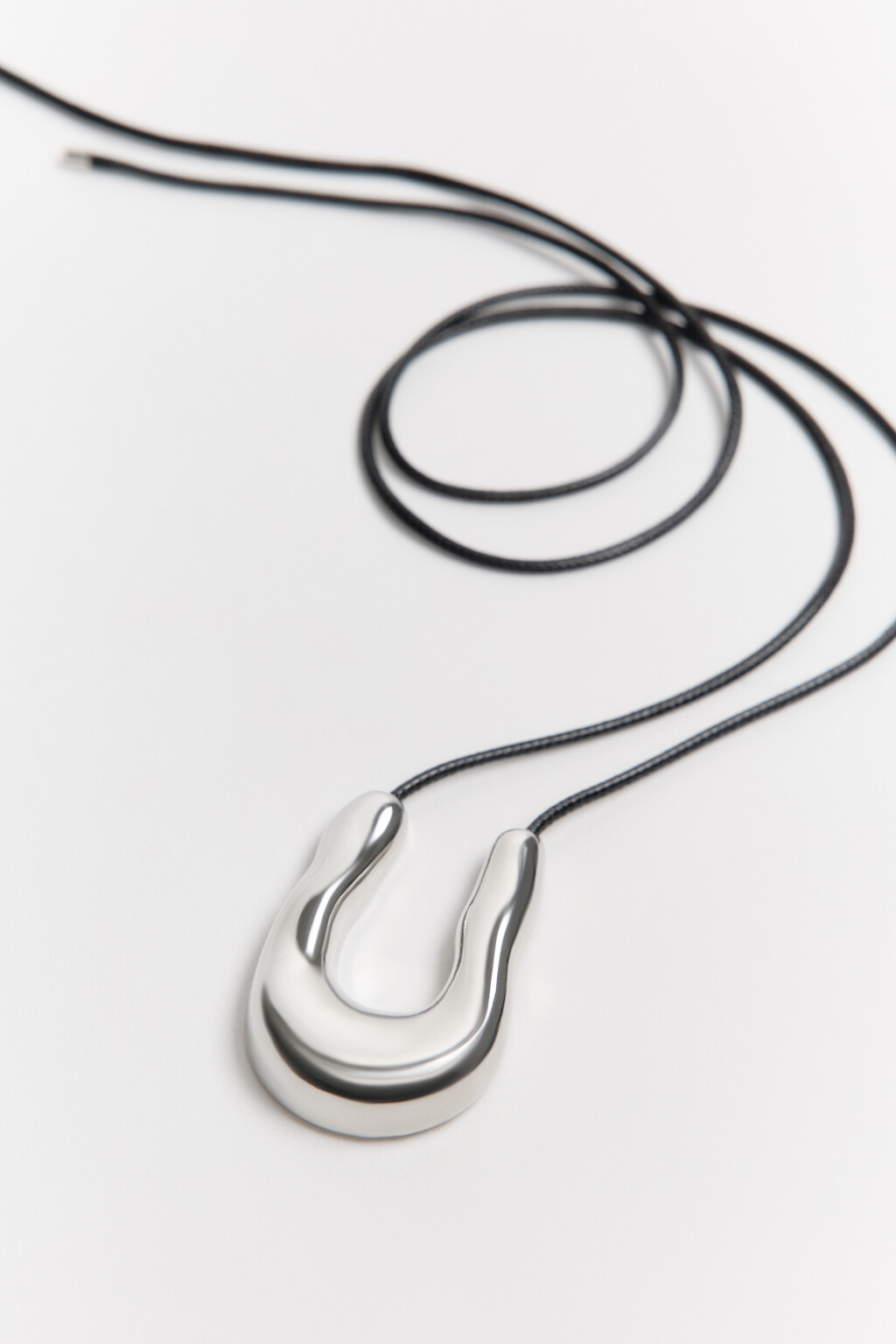 Колье-шнурок с подвеской - цвет серый - 3