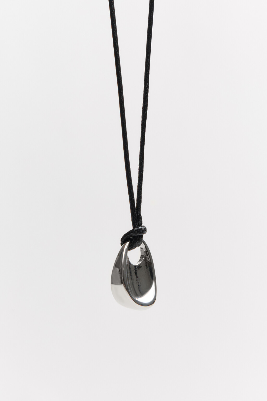 Колье-шнурок с подвеской - цвет серый - 4