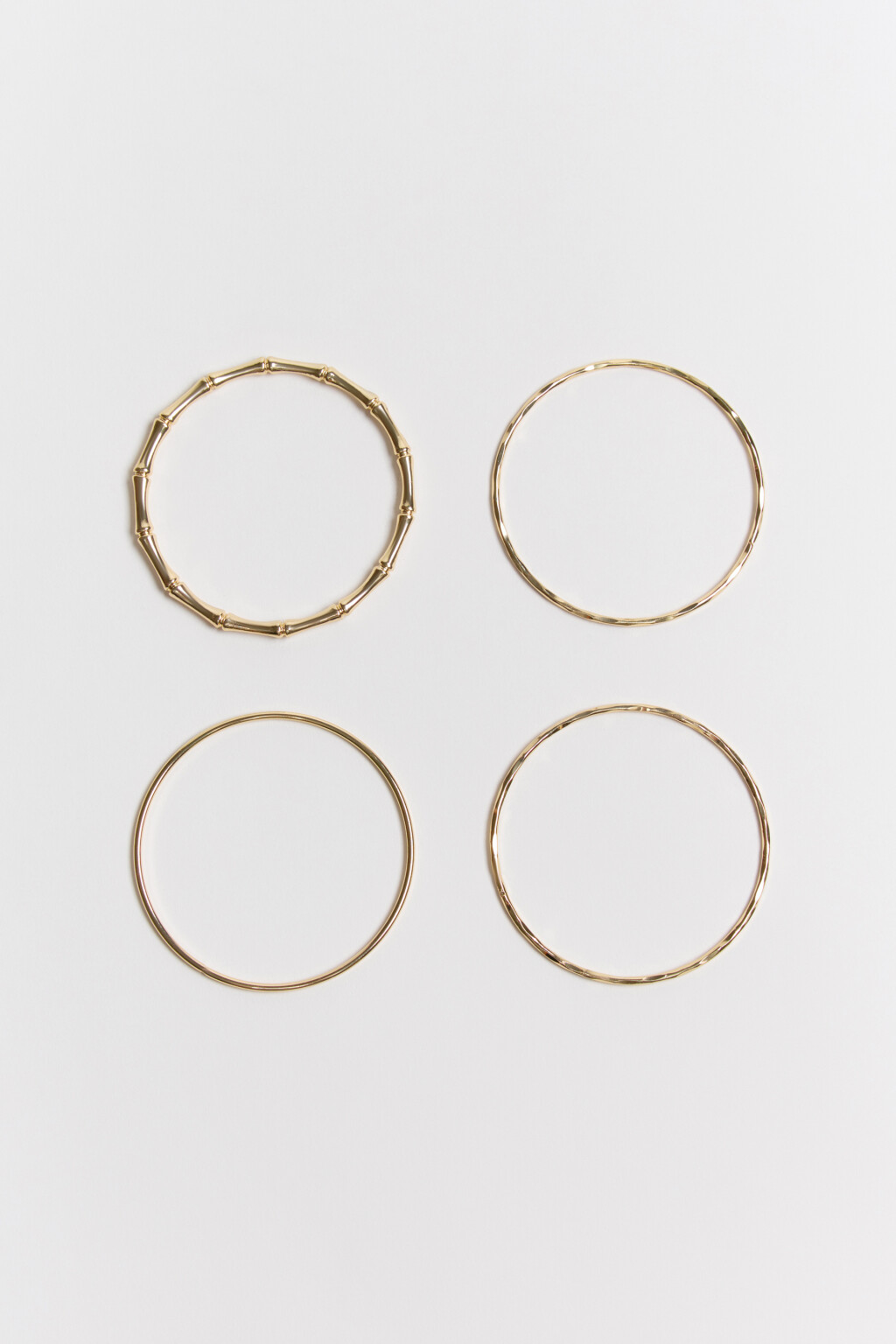 Набор браслетов золотистых (4 штуки) - цвет желтый - 2