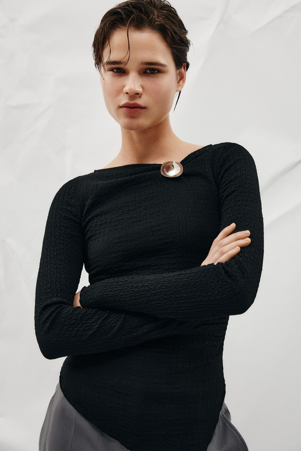 Брошь серебристая абстрактная - цвет серый - 1