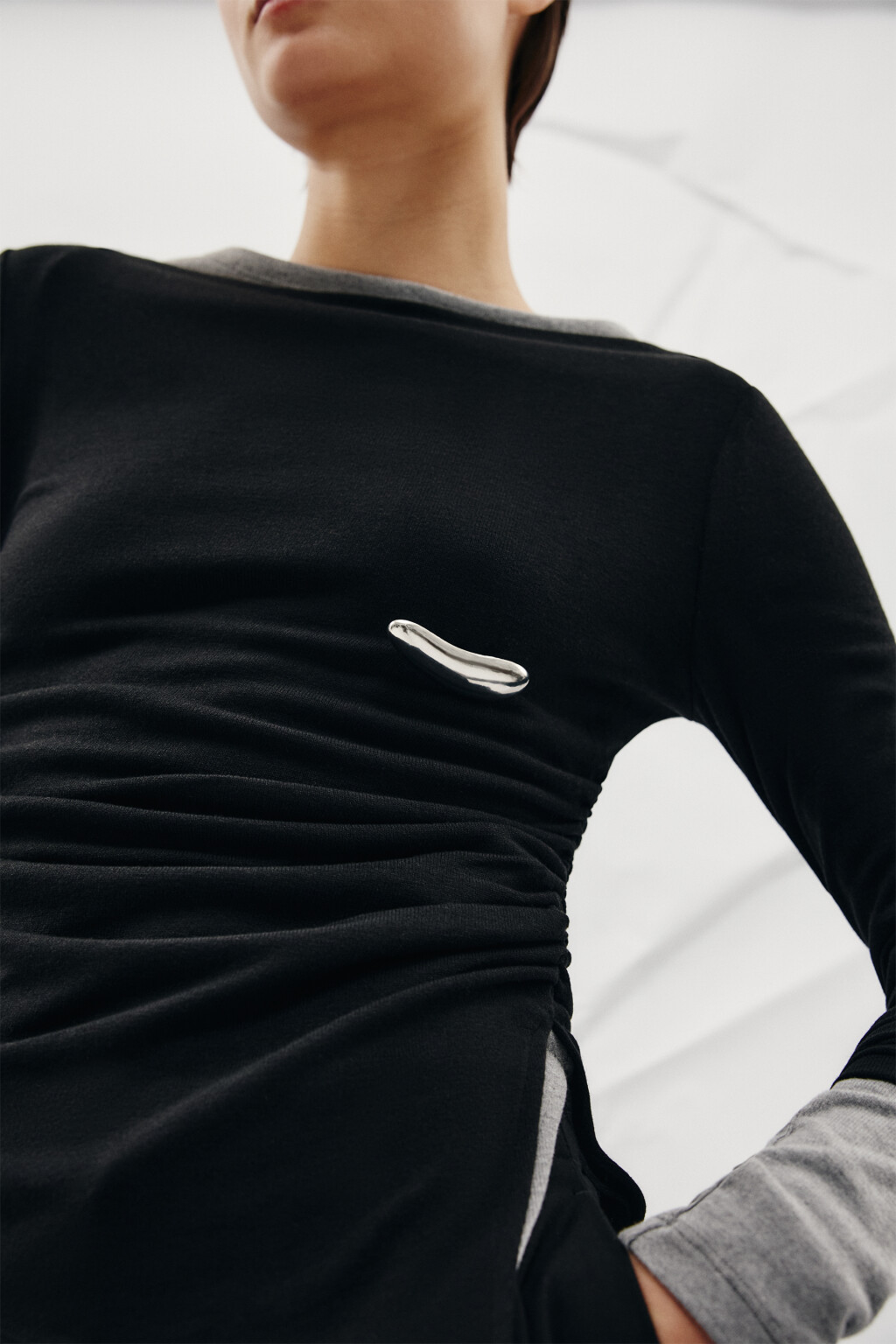 Брошь серебристая абстрактная - цвет серый - 2