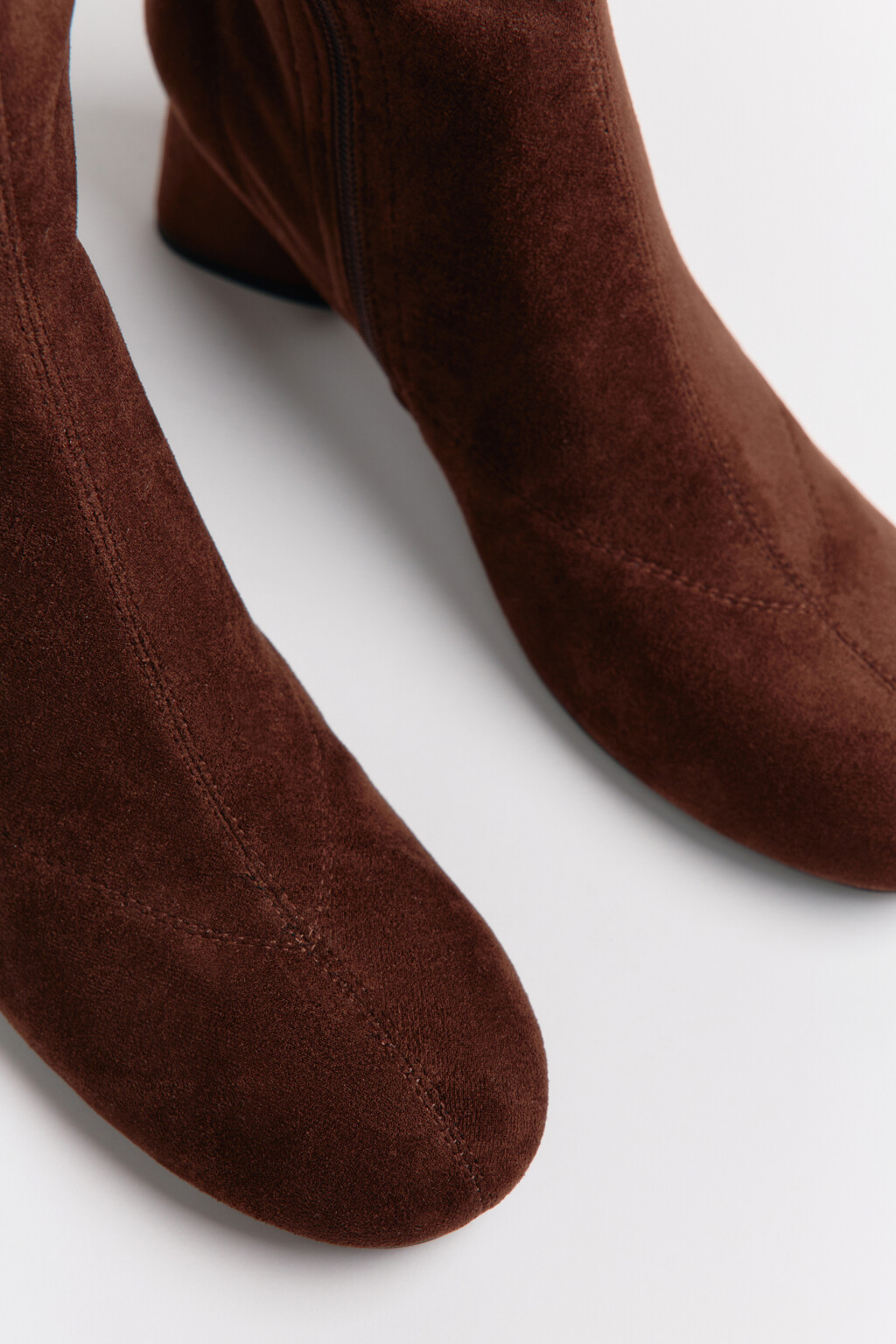 Сапоги до колена с замшевой фактурой - цвет коричневый - 8