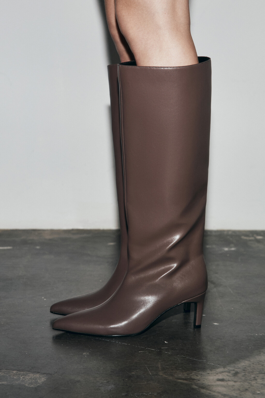 Сапоги-трубы высокие на тонком каблуке - цвет коричневый - 2