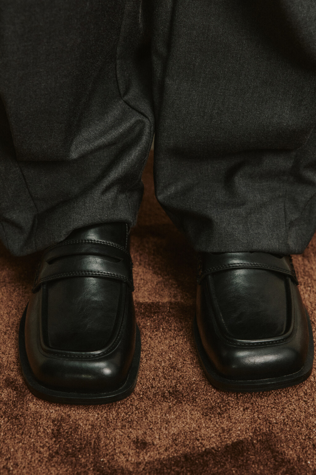 Туфли-лоферы с кожаной фактурой и квадратным носом - цвет черный - 10