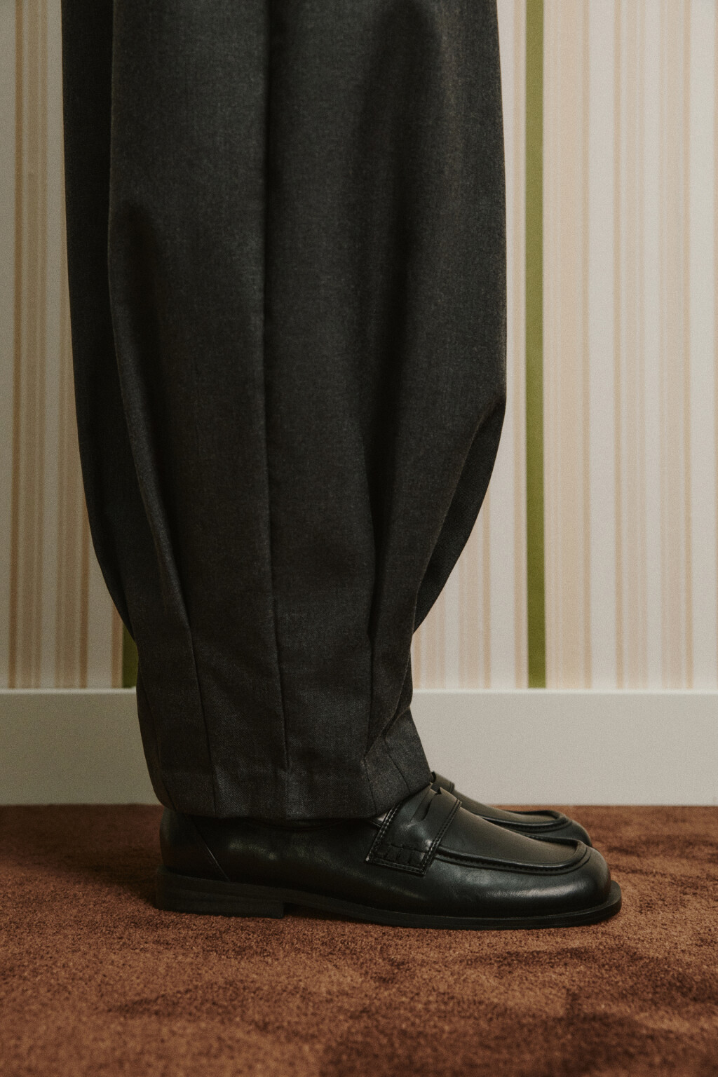 Туфли-лоферы с кожаной фактурой и квадратным носом - цвет черный - 11