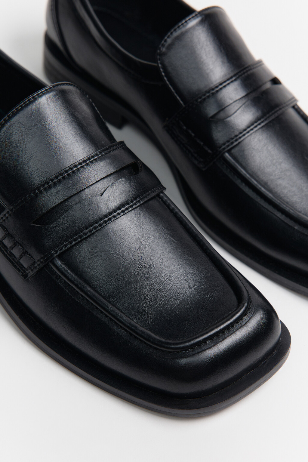 Туфли-лоферы с кожаной фактурой и квадратным носом - цвет черный - 6