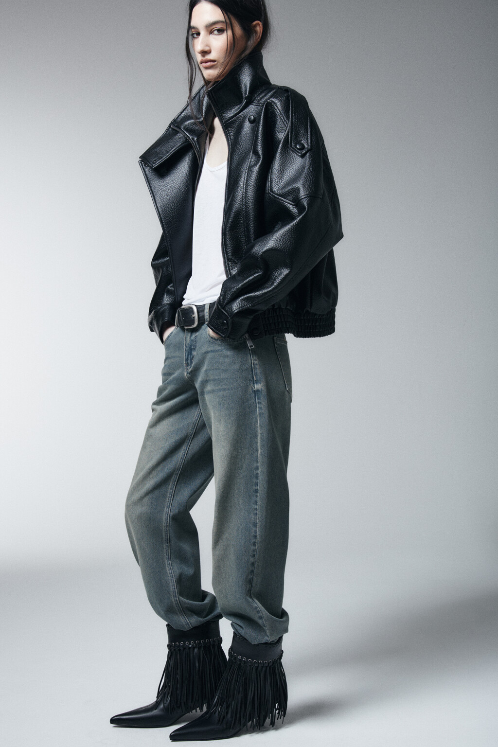 Ботильоны с кожаной фактурой и бахромой - цвет черный - 2