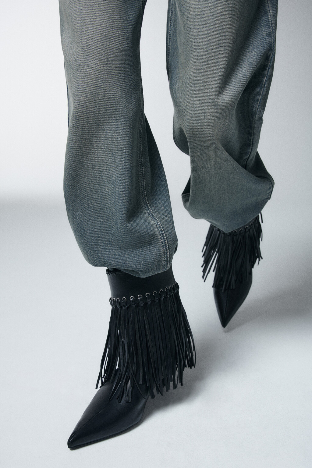 Ботильоны с кожаной фактурой и бахромой - цвет черный - 1