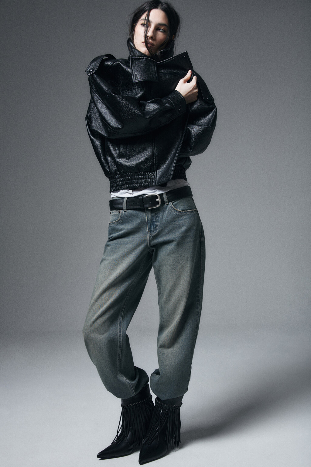 Ботильоны с кожаной фактурой и бахромой - цвет черный - 3