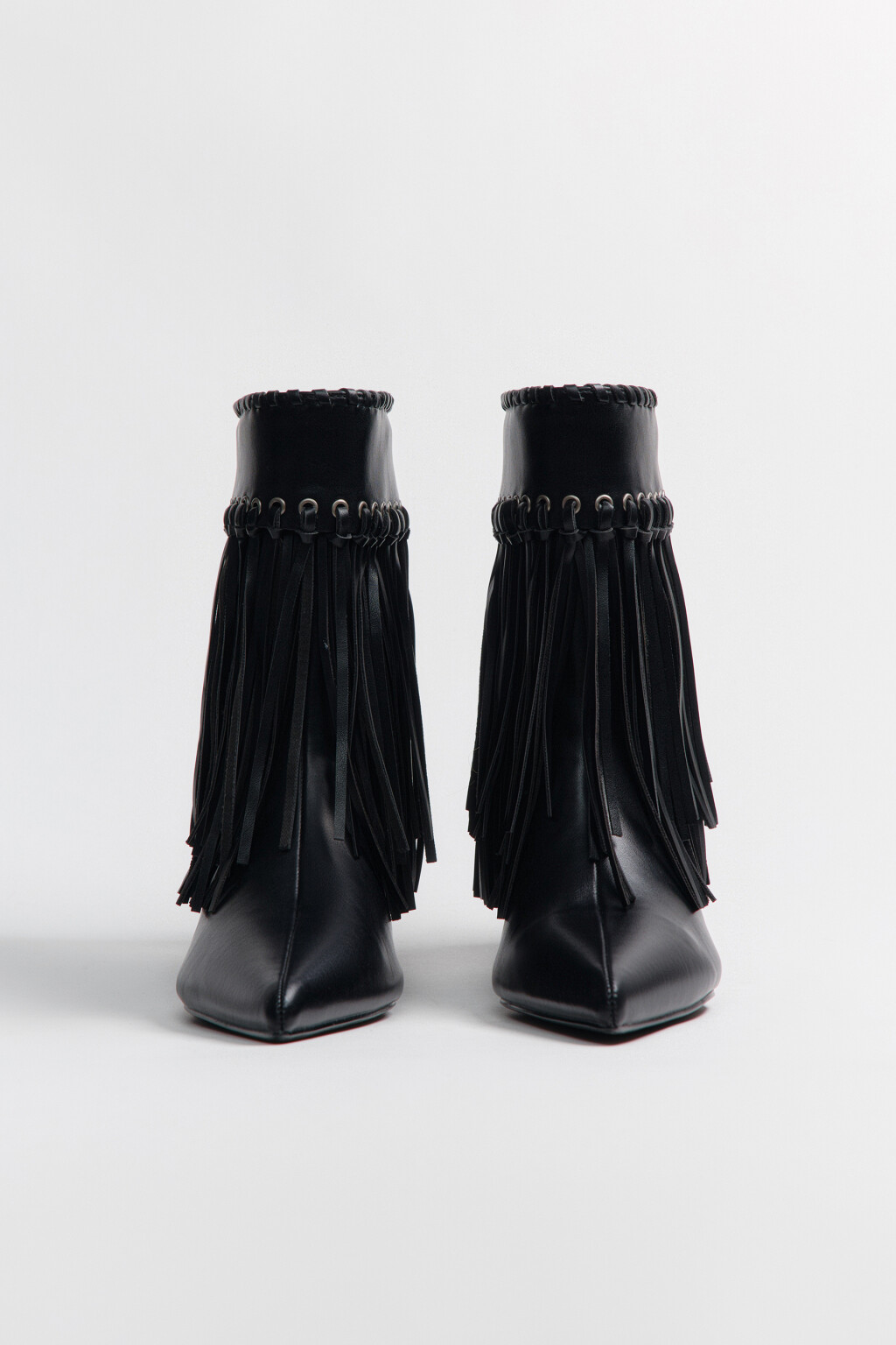 Ботильоны с кожаной фактурой и бахромой - цвет черный - 7