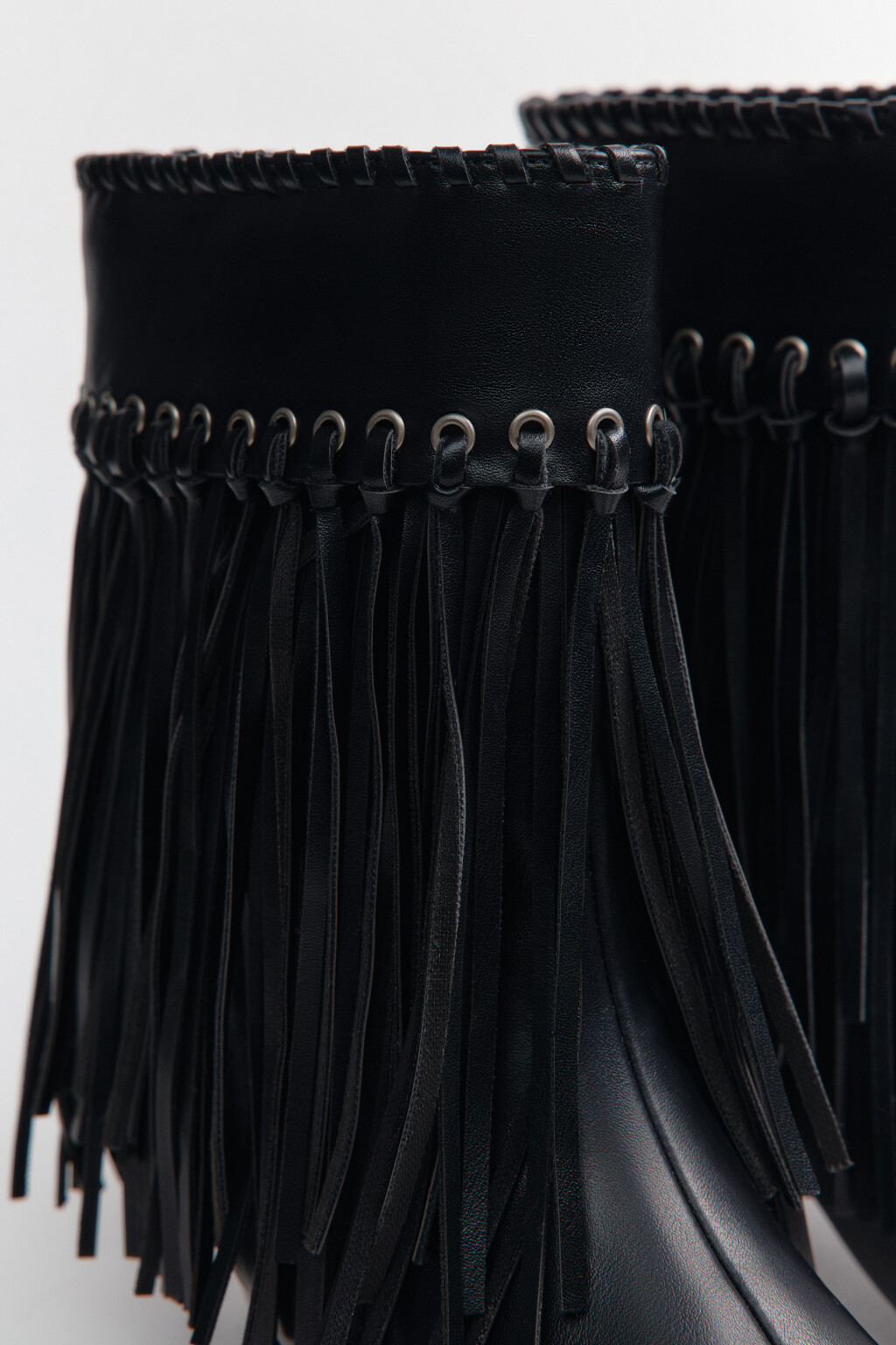 Ботильоны с кожаной фактурой и бахромой - цвет черный - 11
