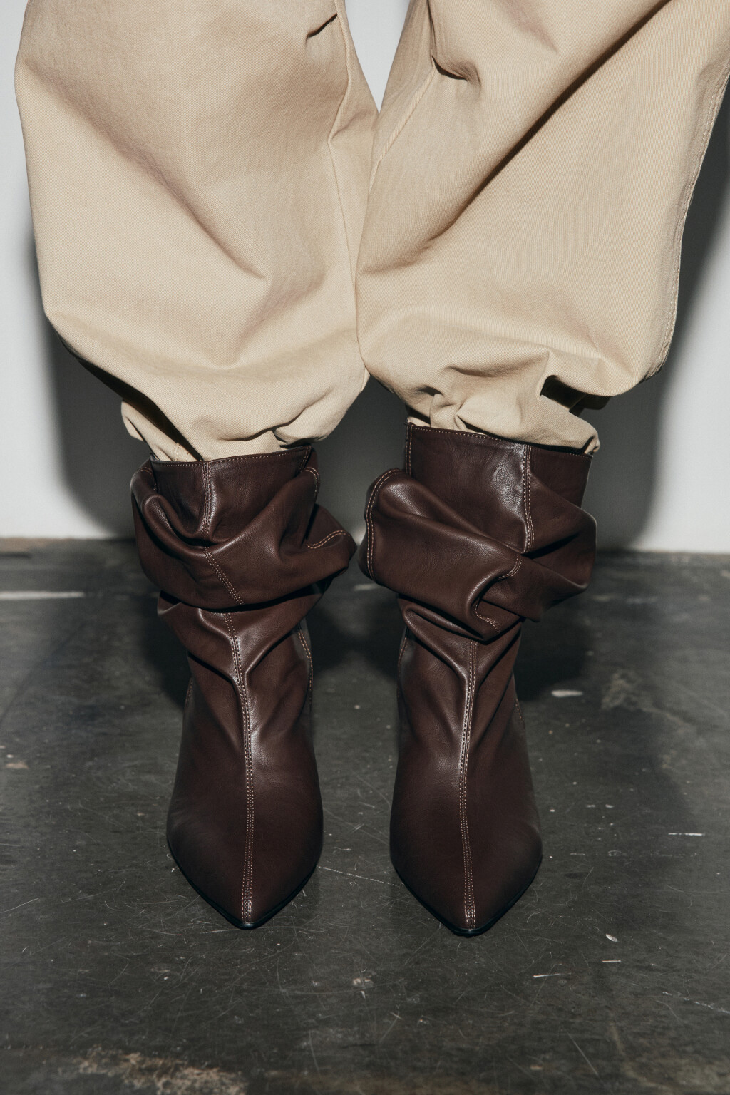 Ботильоны на танкетке со сборным голенищем - цвет коричневый - 4