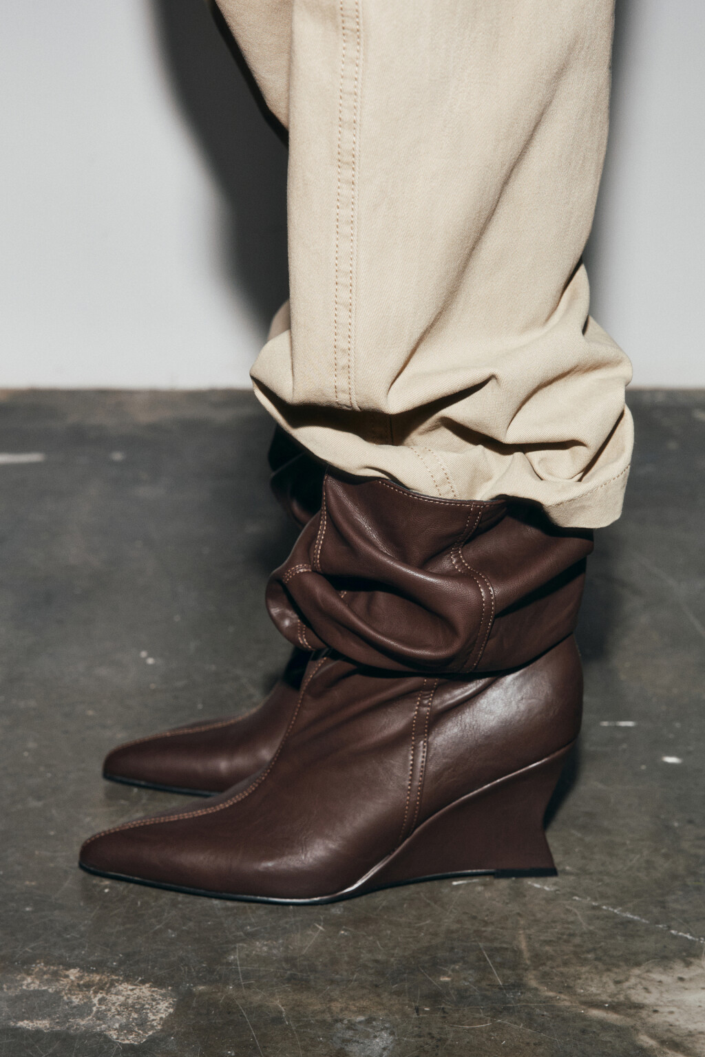 Ботильоны на танкетке со сборным голенищем - цвет коричневый - 5