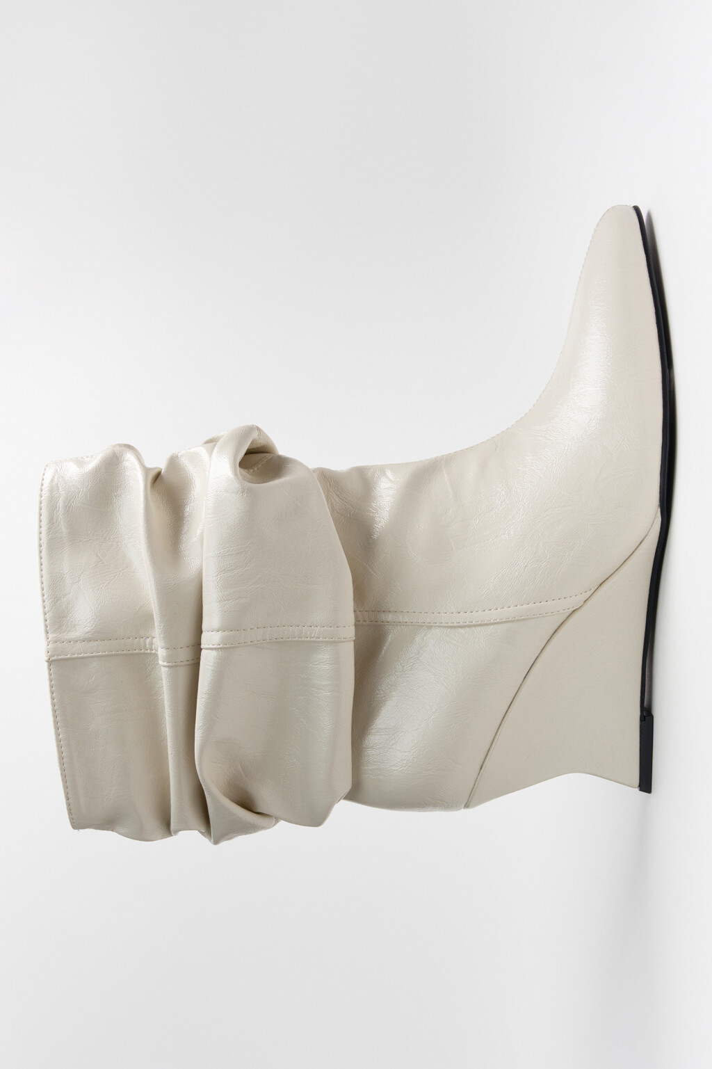 Ботильоны на танкетке со сборным голенищем - цвет молочный - 3