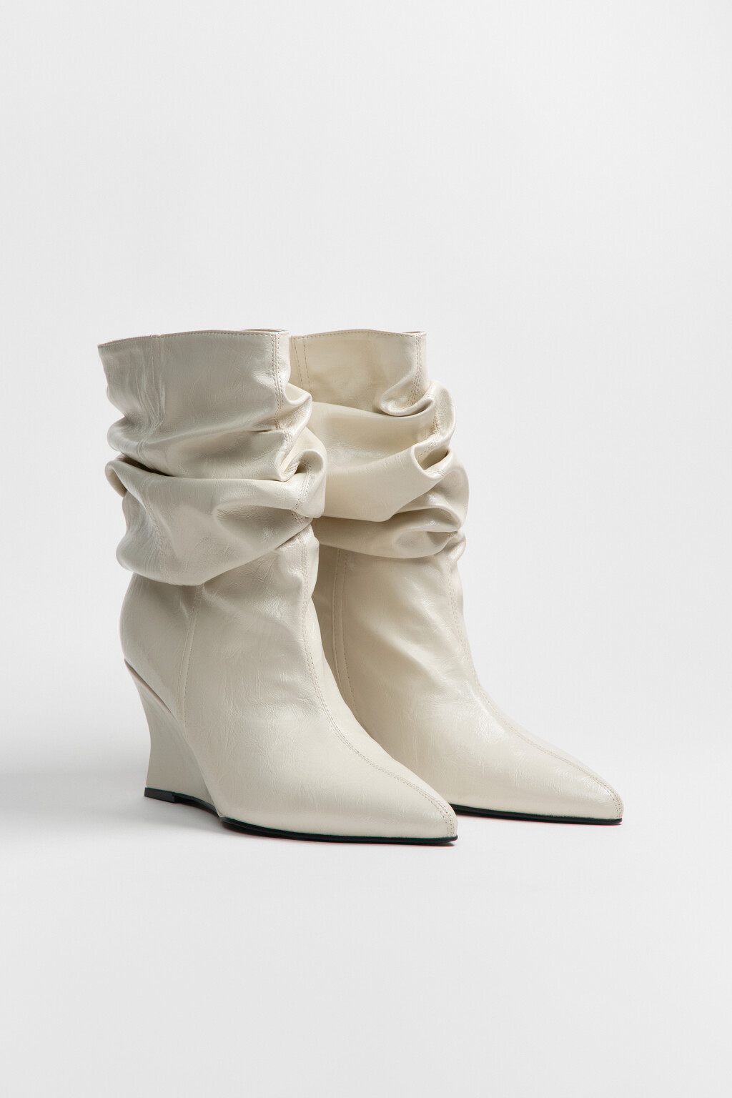 Ботильоны на танкетке со сборным голенищем - цвет молочный - 7