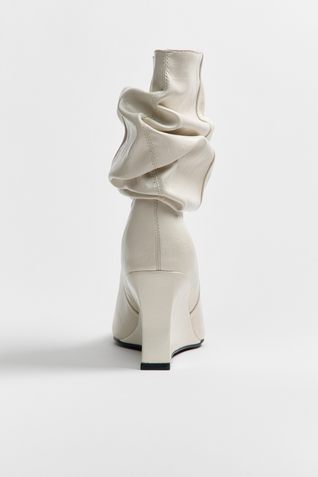 Ботильоны на танкетке со сборным голенищем - цвет молочный - 8