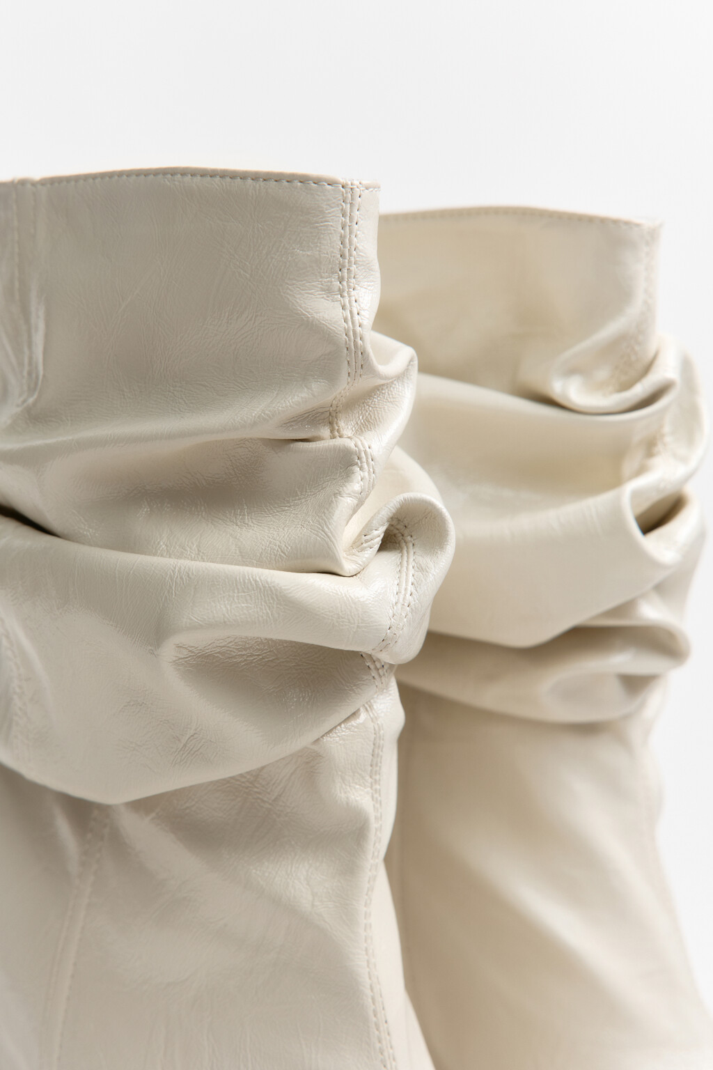 Ботильоны на танкетке со сборным голенищем - цвет молочный - 9