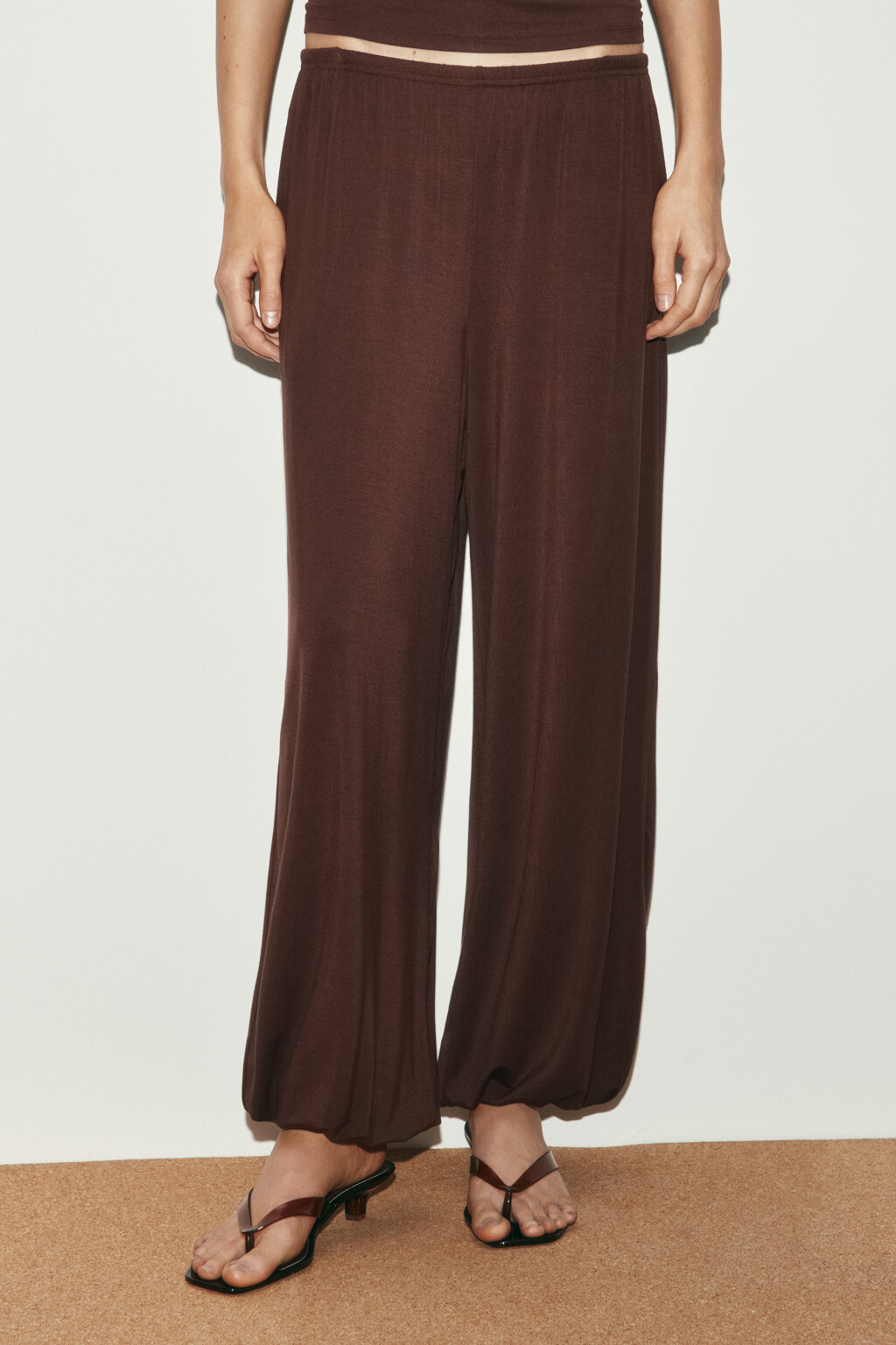 Брюки-джоггеры вискозные на резинке - цвет коричневый - 2