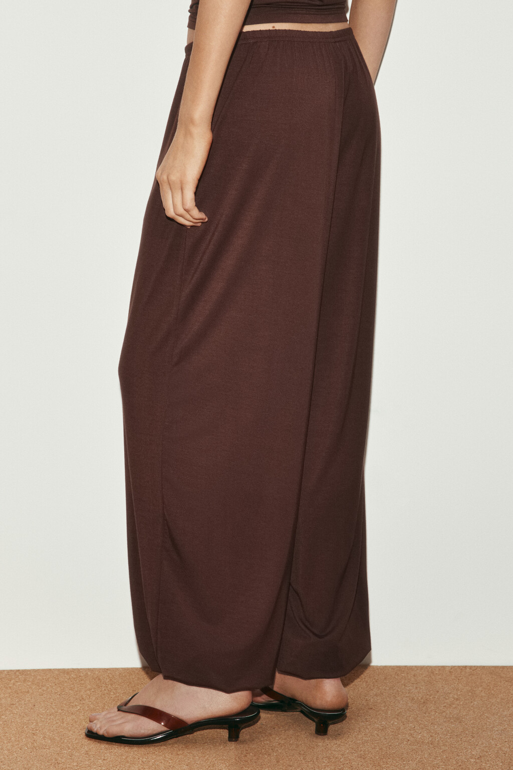 Брюки-джоггеры вискозные на резинке - цвет коричневый - 3